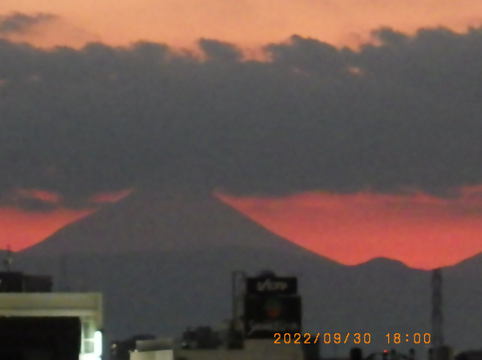 9月最後の富士山（9月30日18時00分）甲府地方気象台が初冠雪を発表した日ですが、夕方のシルエットではわかりませんでした。