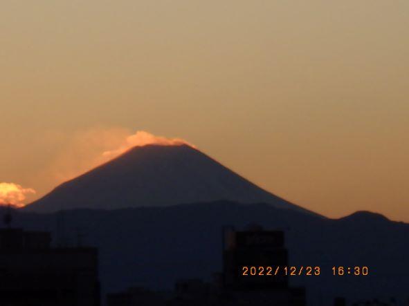 12月23日16時30分の富士山。雪煙の舞い上がりがスゴイ！