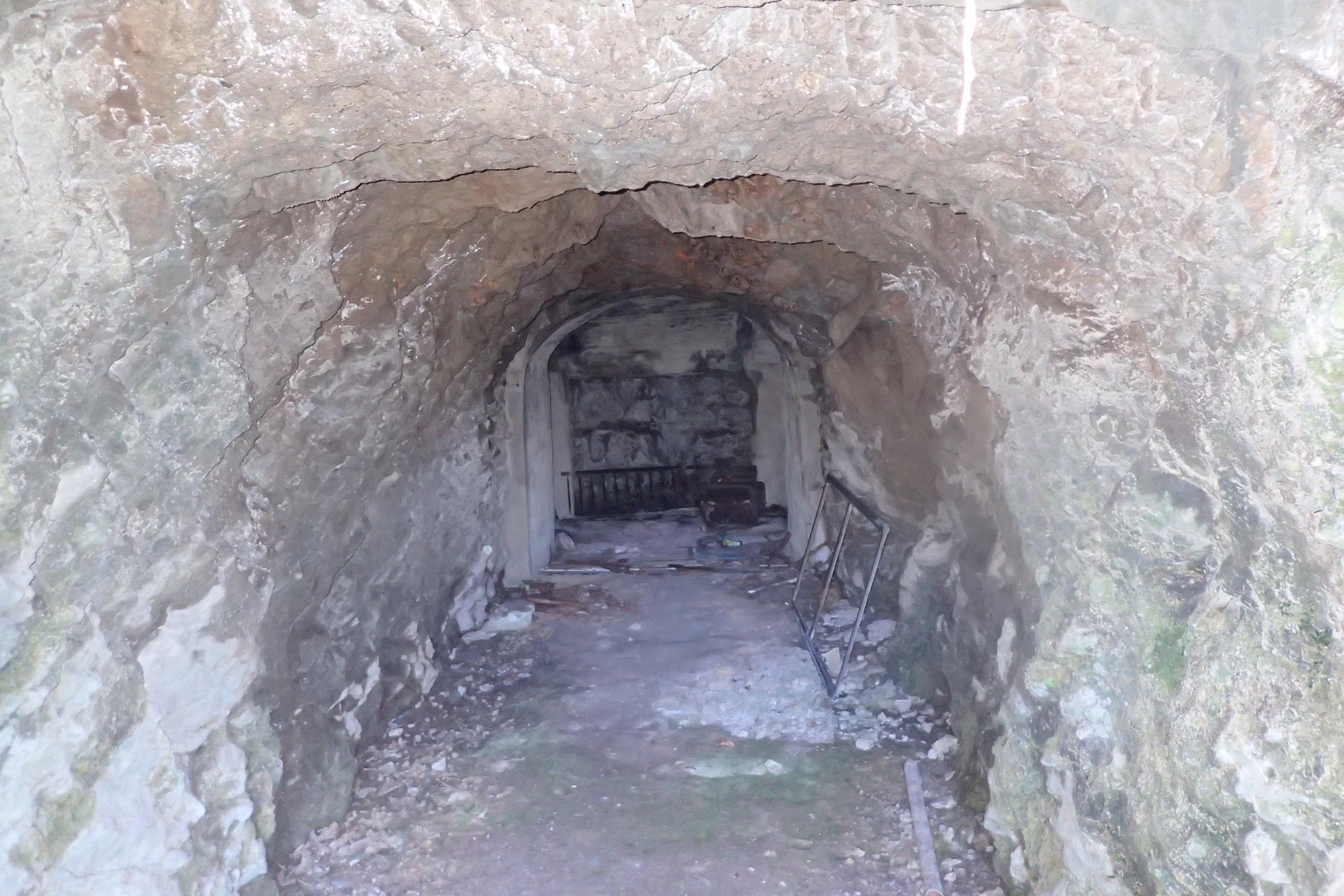 前の写真の近くにある別の横穴壕の内部