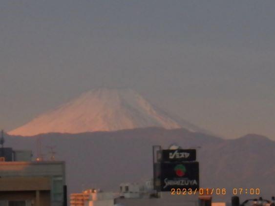 1月6日7時00分の富士山。日の出直後ですがなぜか山頂近くより中腹の方が赤くなっています。富士山頂から見た太陽の方角にだけ雲があった？