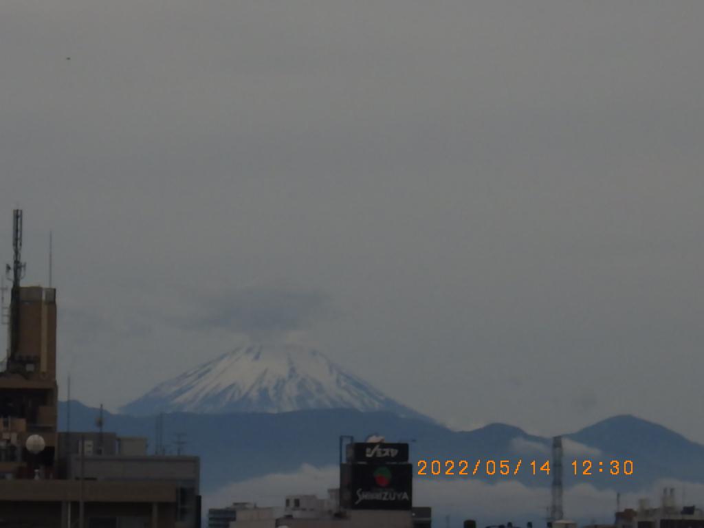 5月14日12時30分（29捨30入で本文では13時）の富士山。